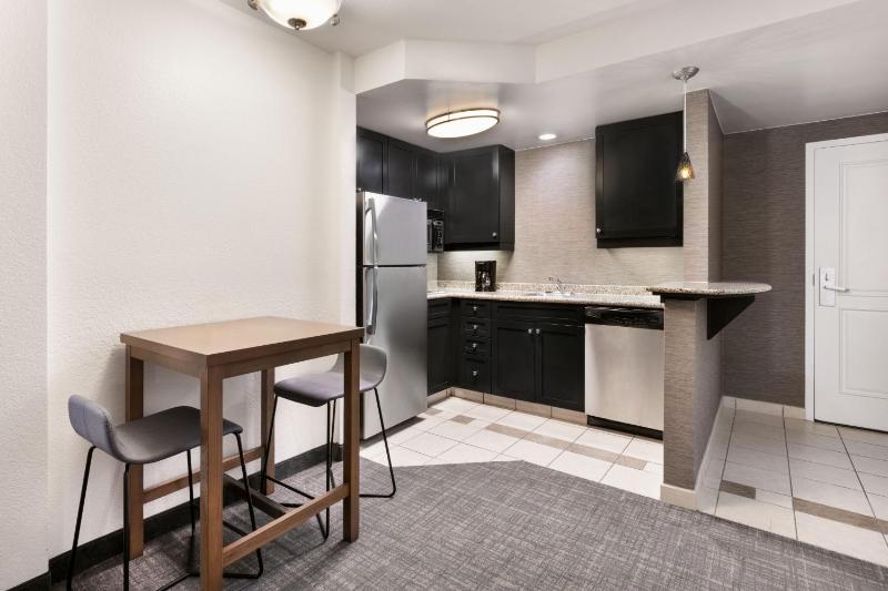 One-Bedroom Queen Suite image 4