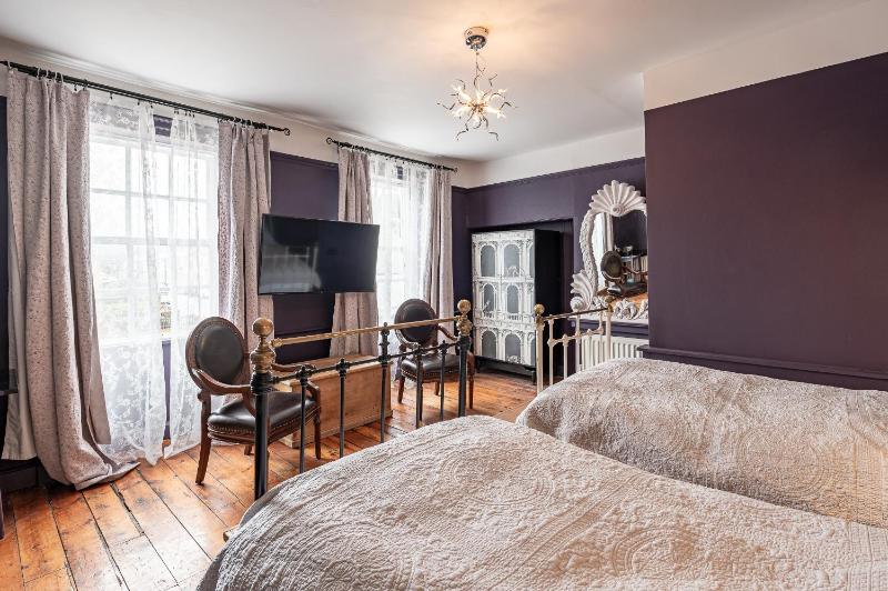 Superior Twin Room image 1