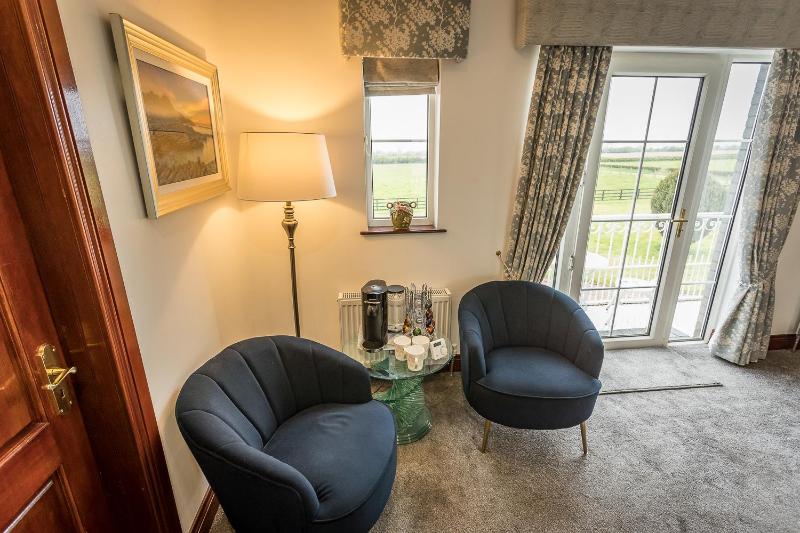 Deluxe Double or Twin Room with Shower image 3