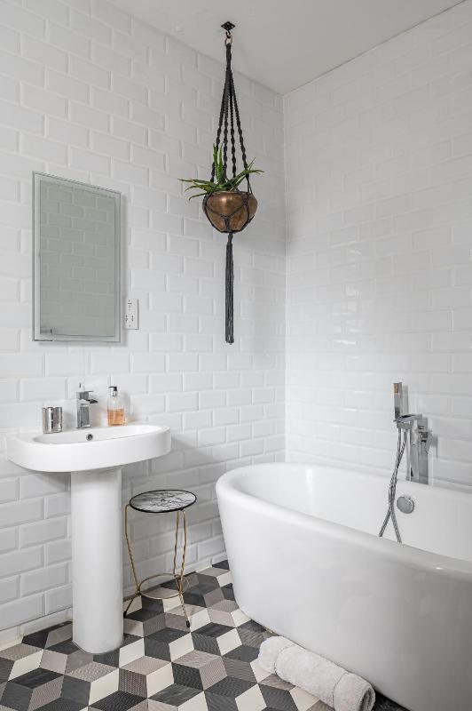 Deluxe Double Room with Bath image 3