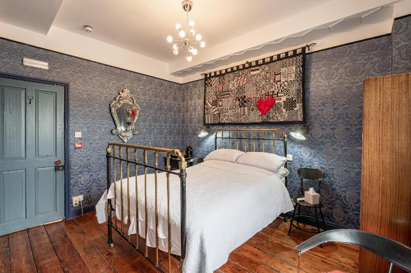 Deluxe Double Room with Bath image 2