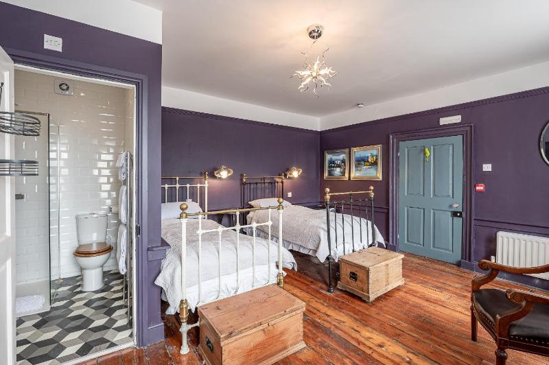 Superior Twin Room image 3