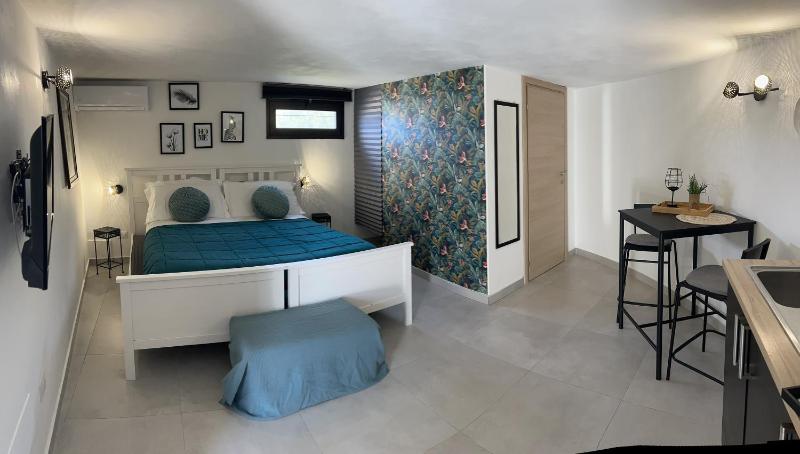 Casa con piscina e vista mare dal giardino - image 33