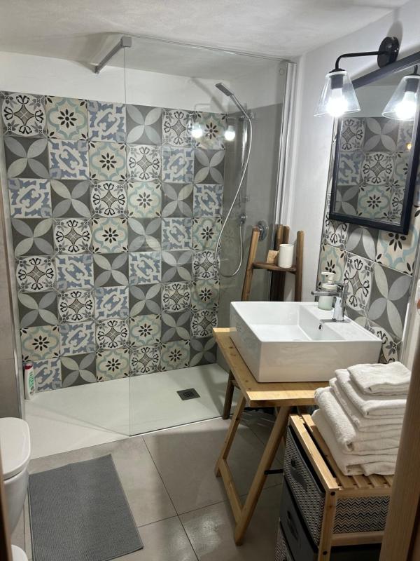 Casa con piscina e vista mare dal giardino - image 23