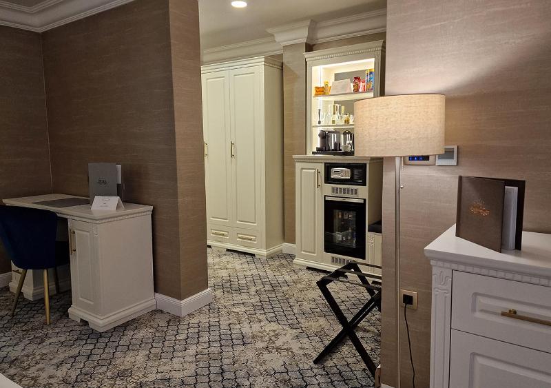 Royal King Room image 4