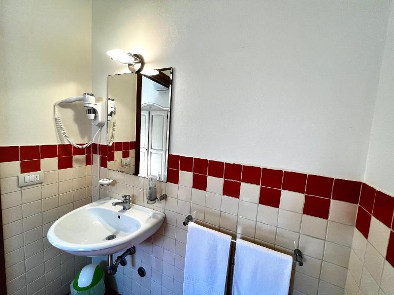 Double or Twin Room image 4