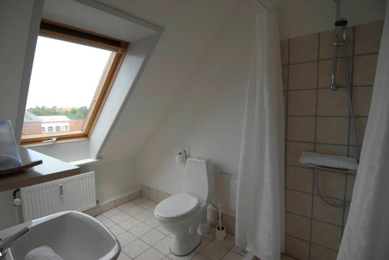 Budget Triple Room with Private Bathroom image 1