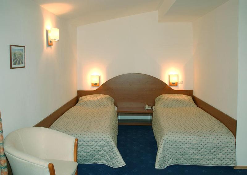 Twin Room image 3