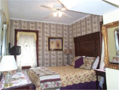 Queen Room with Private Bathroom image 3