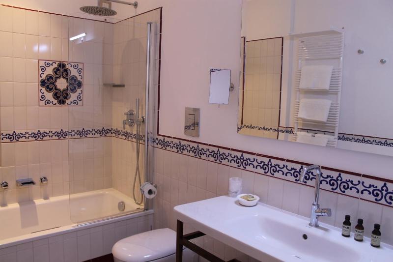 Junior Suite with Balcony and Sea View image 2