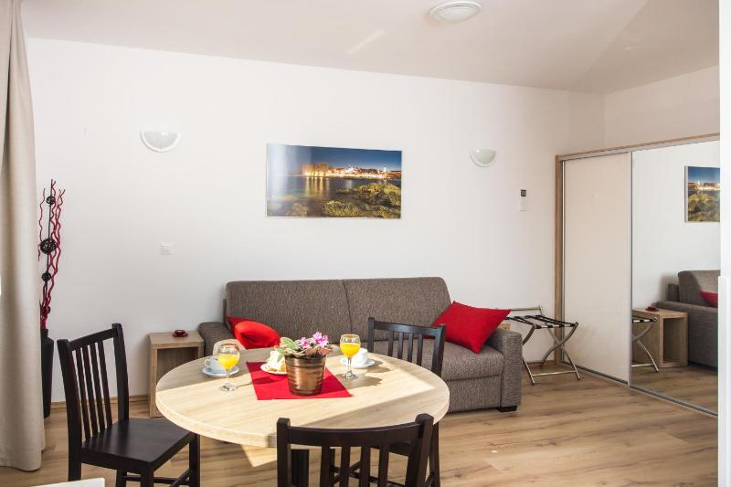 Studio with Sea View (2nd floor) image 4