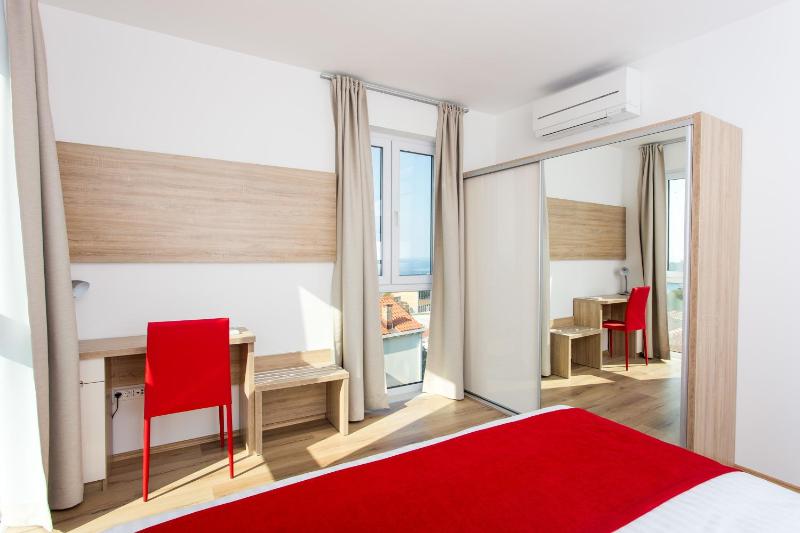 Deluxe One-Bedroom Apartment with Balcony and Sea View (1st floor) image 3
