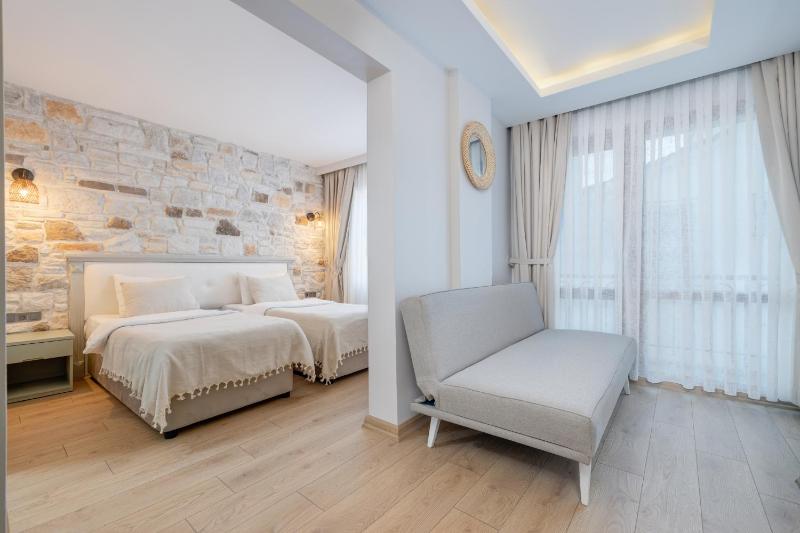 Standard Double Room image 3