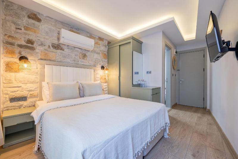 Standard Double Room image 3