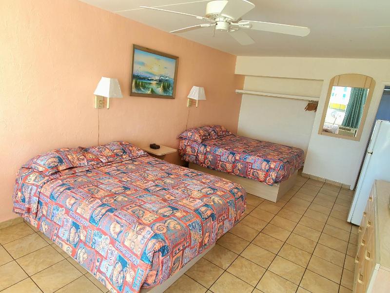 Deluxe Queen Room with Two Queen Beds image 4