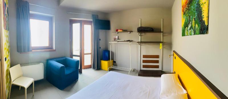 Queen Room with Lake View image 3