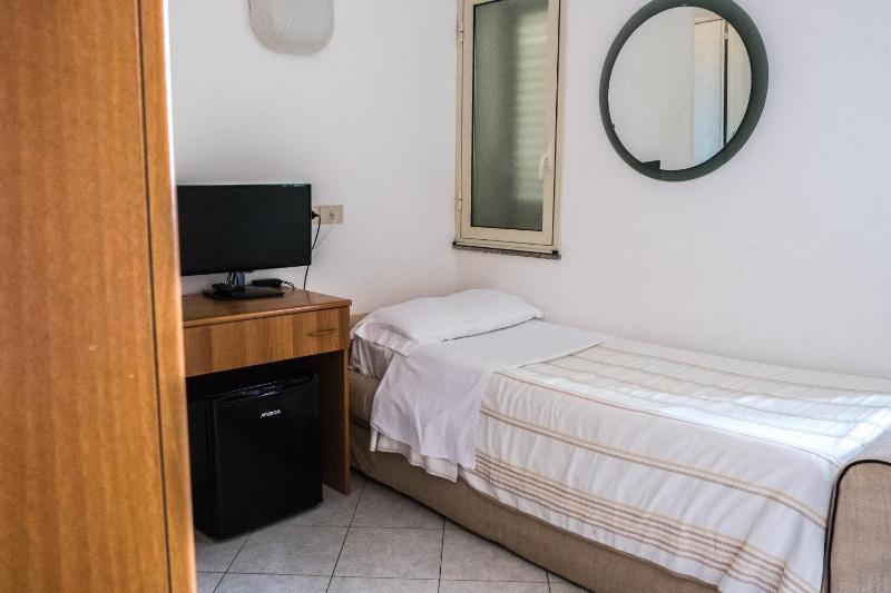 Economy Triple Room image 1