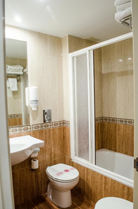 Double Room with Balcony image 2