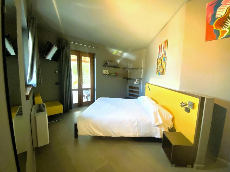 Double Room with Lake View image 3