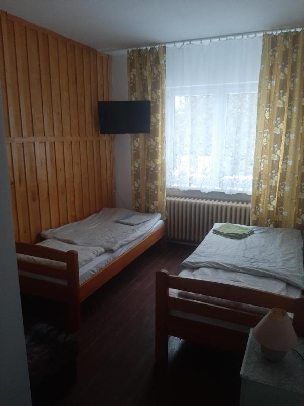 Small Twin Room image 4