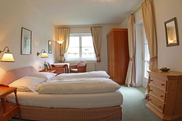 Double Room with Lake View image 3