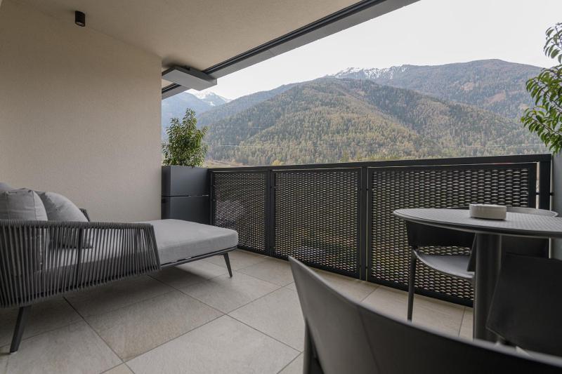 Superior Double Room with Balcony image 3