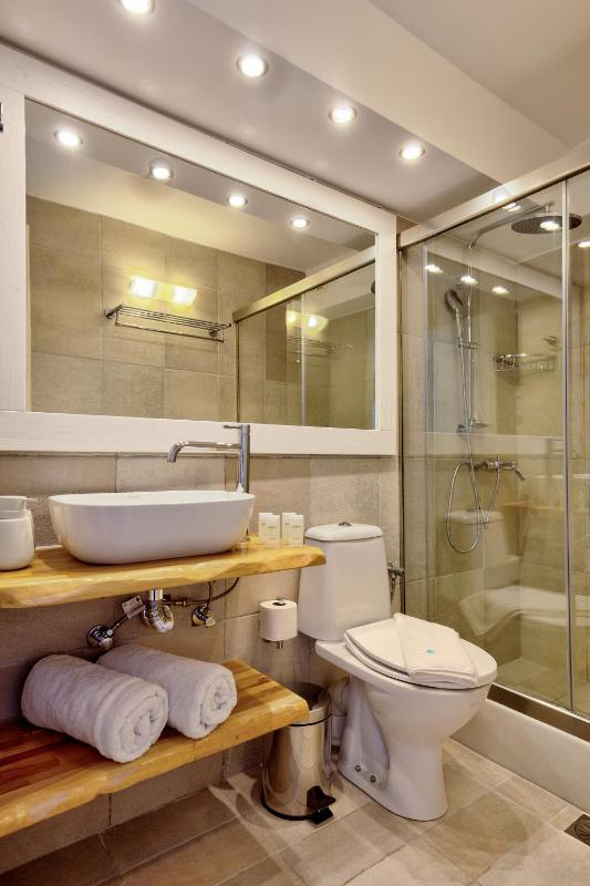 Budget Double Room with Sea View image 2