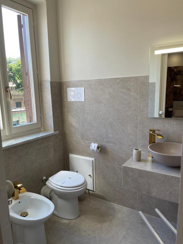 Queen Suite with Spa Bath image 2