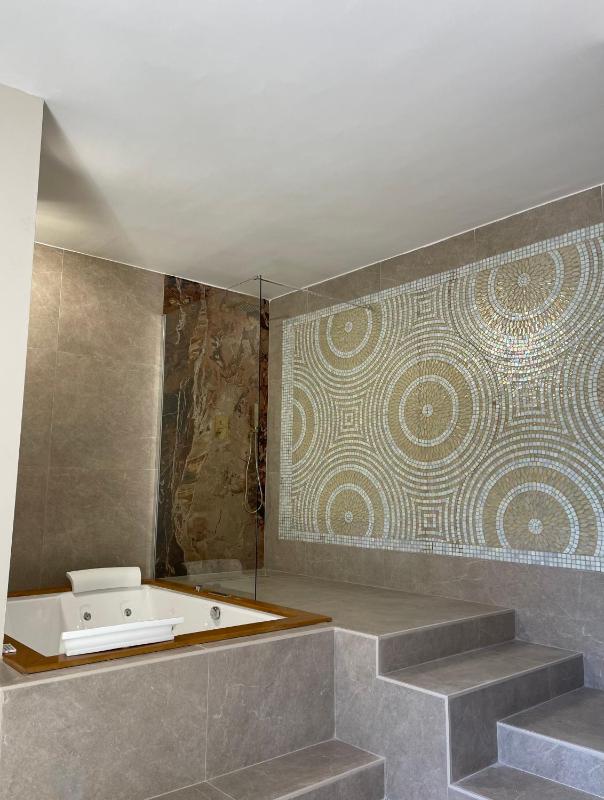 Queen Suite with Spa Bath image 3