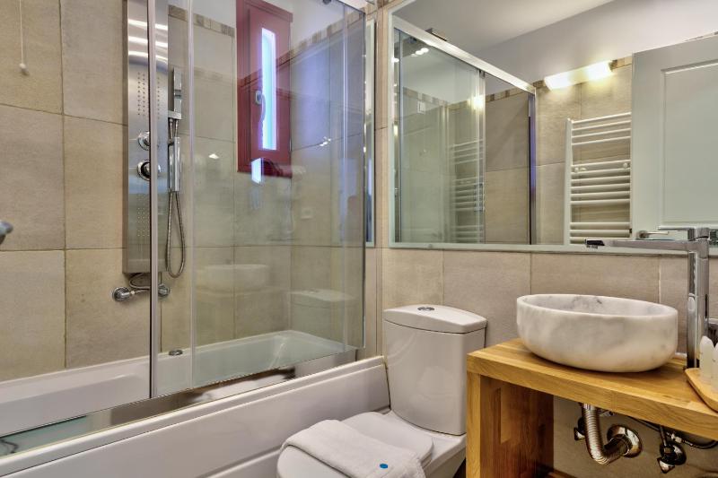 One-Bedroom Apartment with Sea View image 3