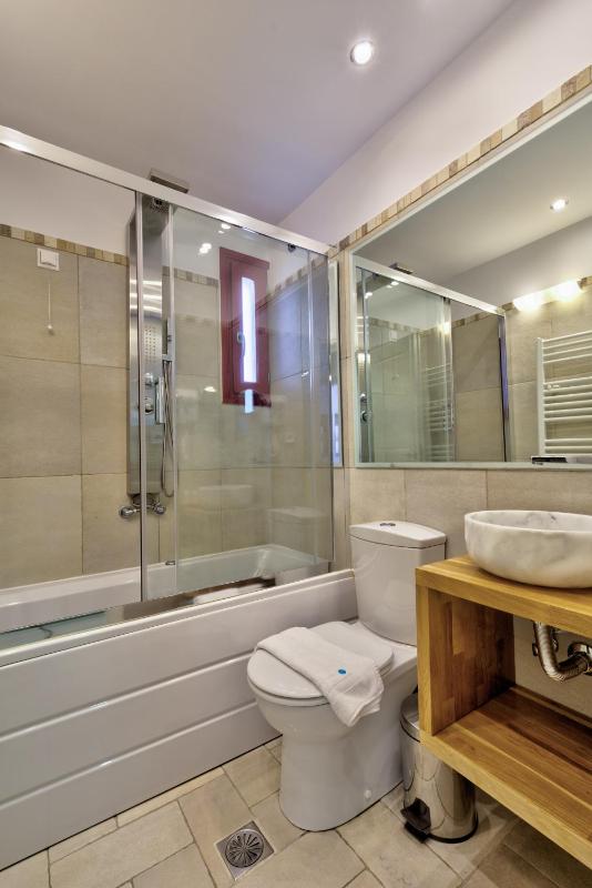 One-Bedroom Apartment with Sea View image 2