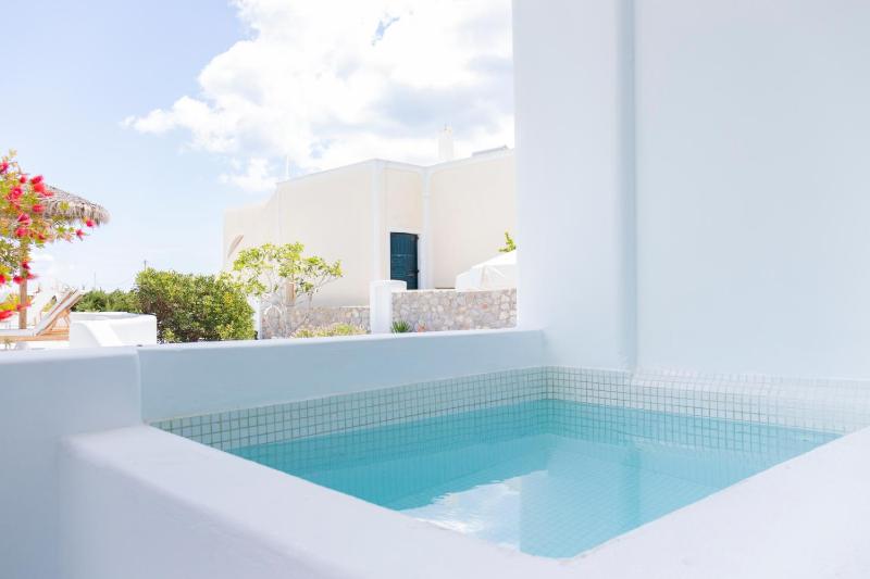 Junior Suite with Garden View & Hot Tub image 3