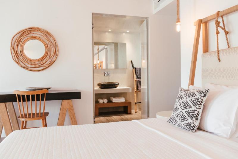 Junior Suite with Garden View & Hot Tub image 4