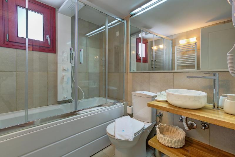 Two-Bedroom Apartment with Sea View image 3