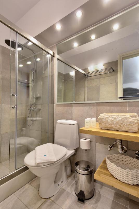Twin  Room with extra Bed and Sea View image 3