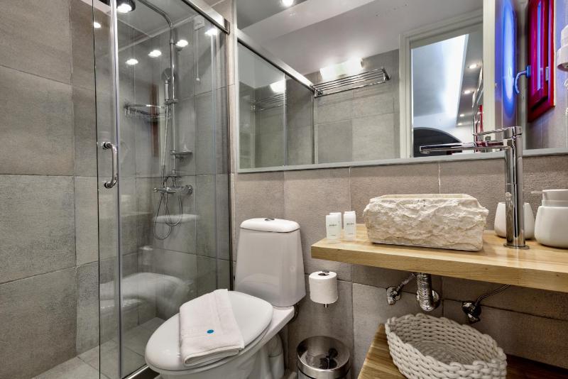 Twin  Room with extra Bed and Sea View image 2