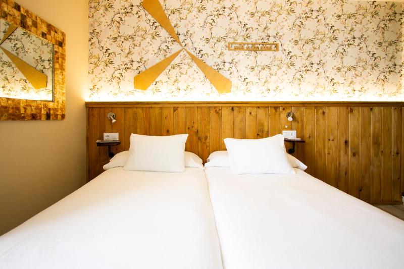 Double or Twin Room image 3