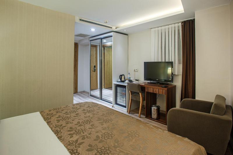 Economy Double or Twin Room image 3