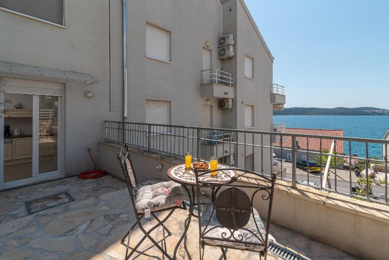 Two-Bedroom Apartment with Balcony and Sea View image 3