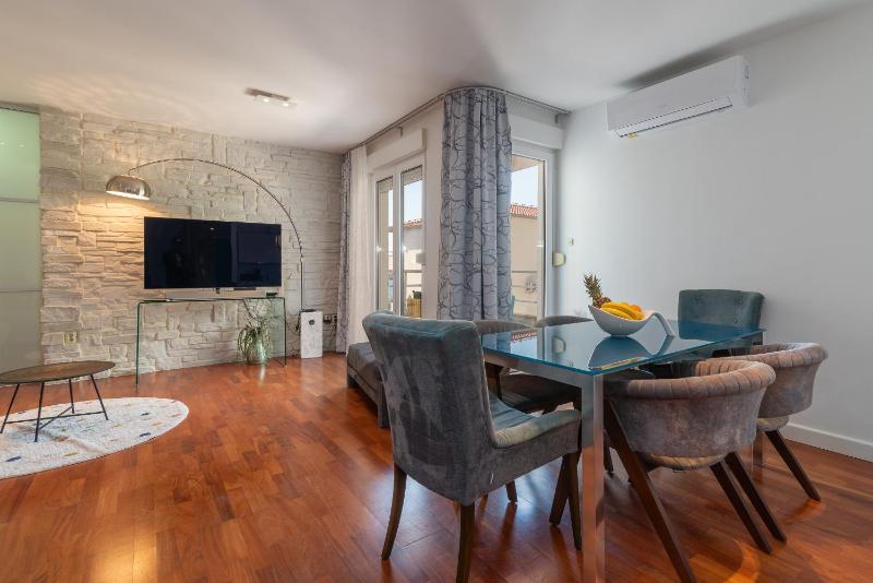 Three-Bedroom Apartment with Terrace and Sea View image 1