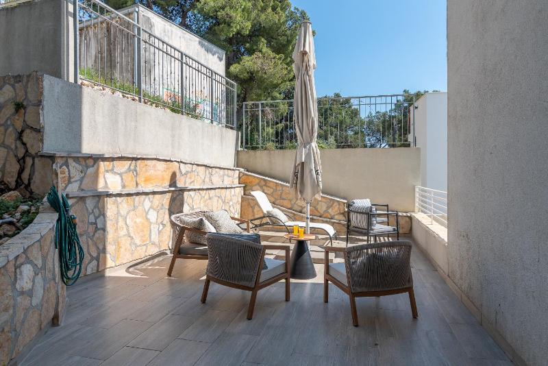 Three-Bedroom Apartment with Terrace and Sea View image 3