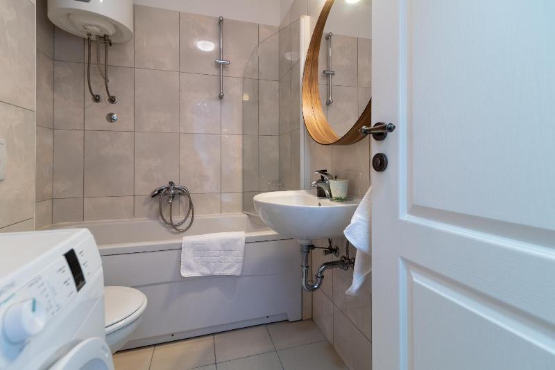 Three-Bedroom Apartment with Terrace and Sea View image 2