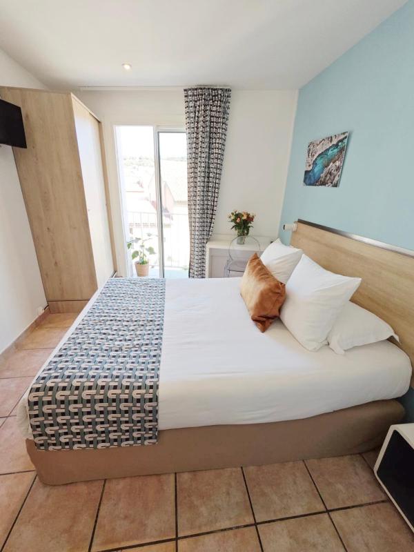 HOTEL DES CALANQUES Port de Cassis - image 39