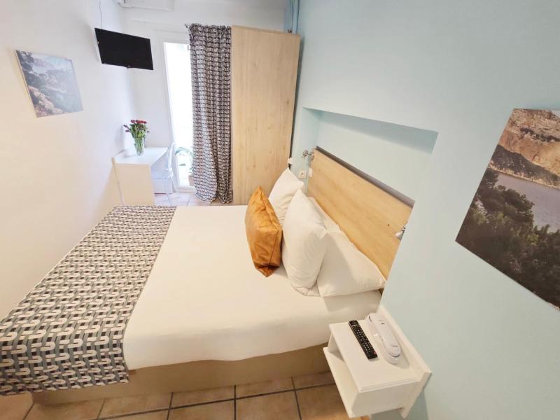 HOTEL DES CALANQUES Port de Cassis - image 34
