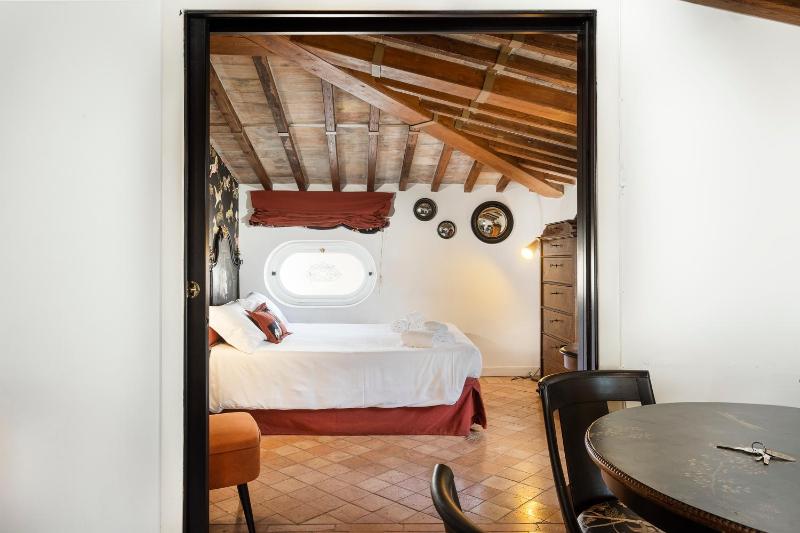 One-Bedroom Apartment image 2