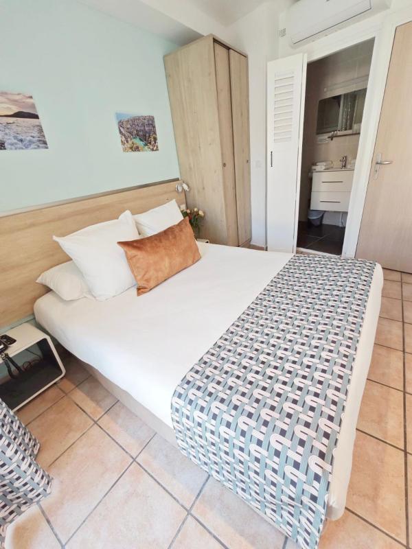 HOTEL DES CALANQUES Port de Cassis - image 31