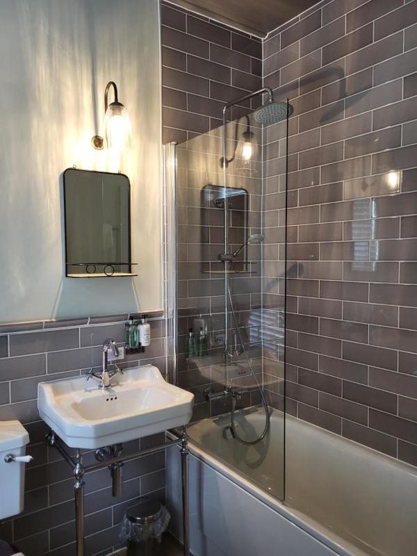 Double or Twin Room image 3