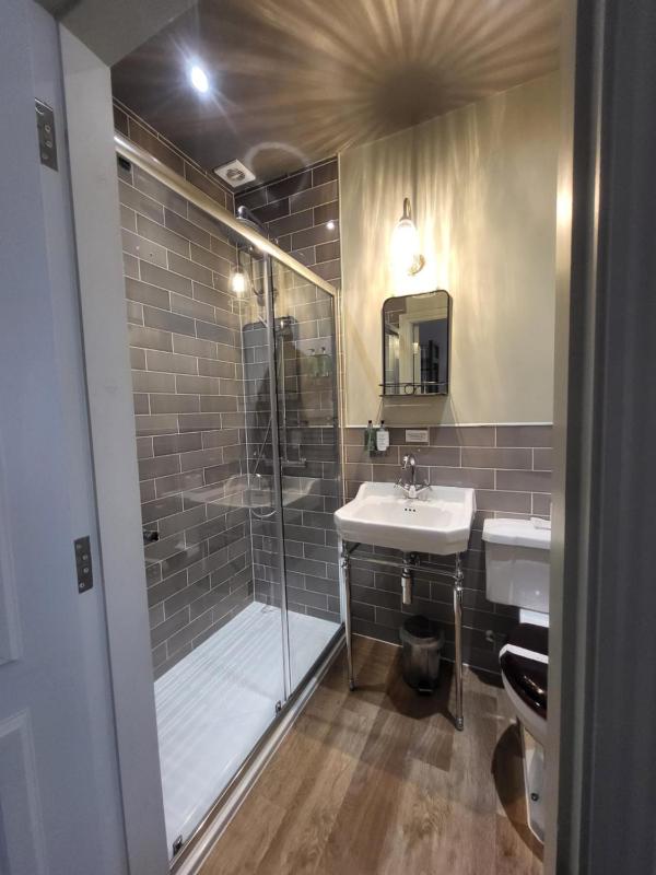 Double Room image 4