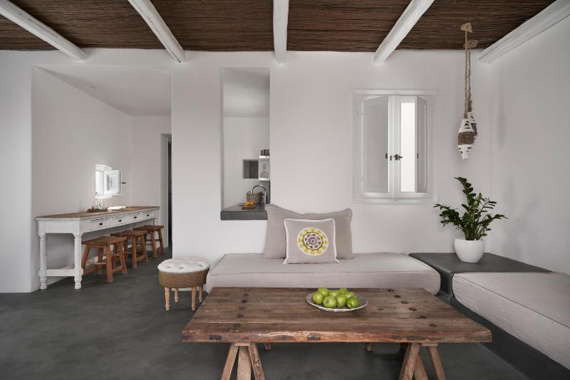 Deluxe One-Bedroom Suite image 3