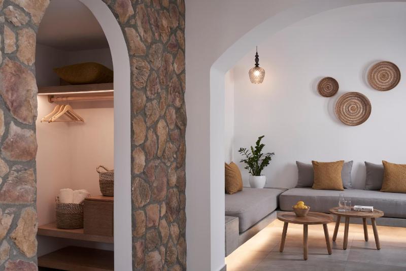 Deluxe One-Bedroom Suite image 4